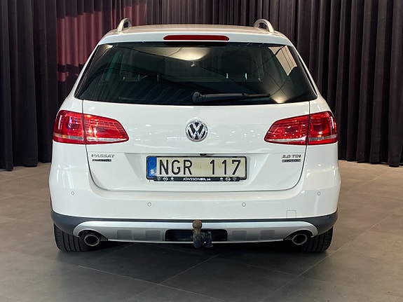 Volkswagen Passat Alltrack 2 of 30