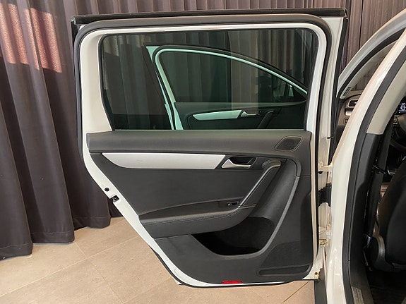 Volkswagen Passat Alltrack 21 of 30