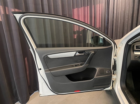 Volkswagen Passat Alltrack 18 of 30
