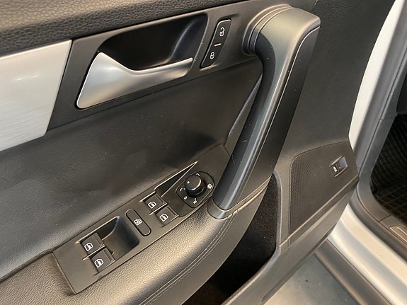 Volkswagen Passat Alltrack 19 of 30
