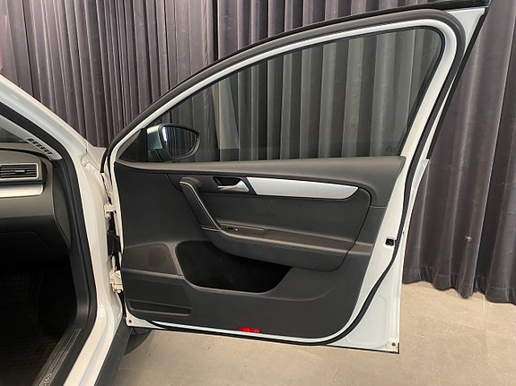 Volkswagen Passat Alltrack 22 of 30