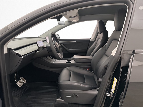 Tesla Model Y 13 of 30