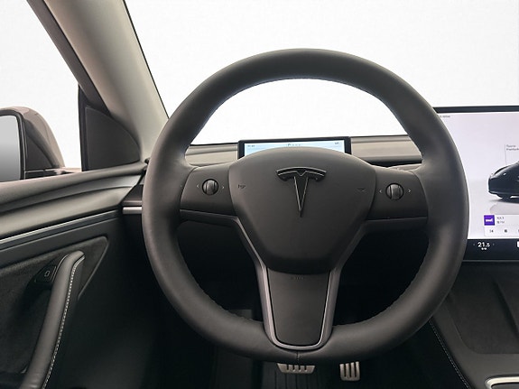 Tesla Model Y 15 of 30
