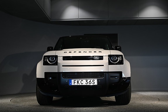 Land Rover Defender 110 8 of 19