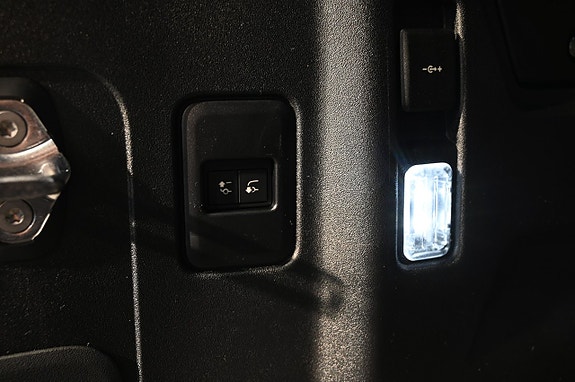 Land Rover Defender 110 16 of 19