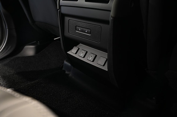 Land Rover Defender 110 14 of 19
