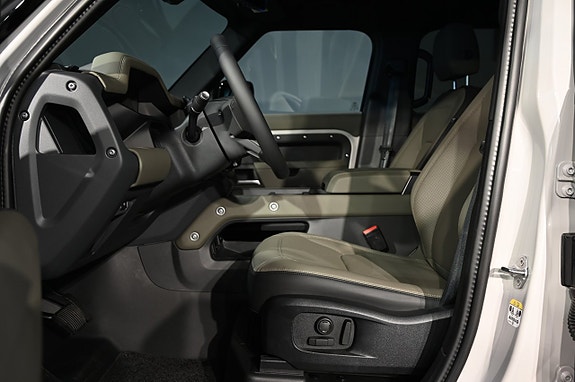 Land Rover Defender 110 10 of 19