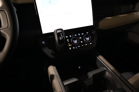 Land Rover Defender 110 12 of 19