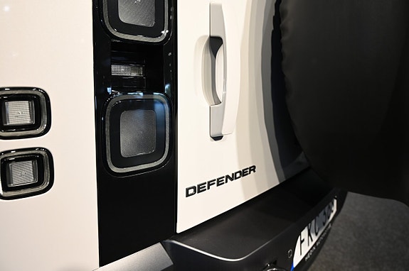 Land Rover Defender 110 18 of 19