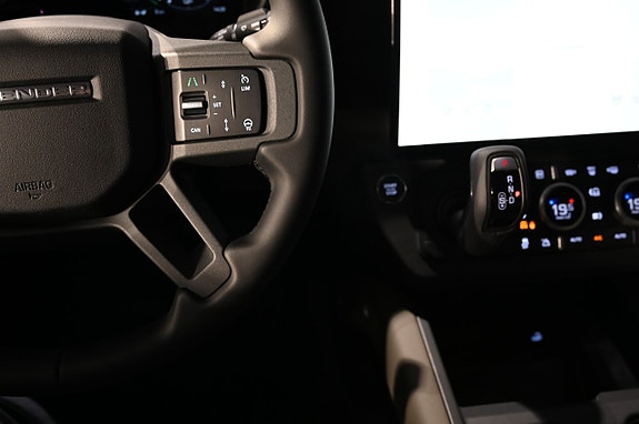 Land Rover Defender 110 11 of 19