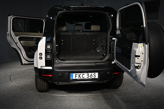 Land Rover Defender 110 15 of 19