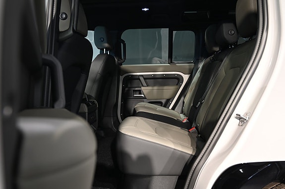 Land Rover Defender 110 13 of 19