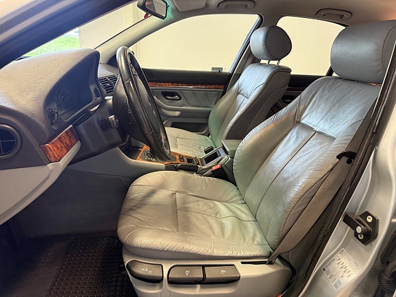 BMW 523i 9 of 11