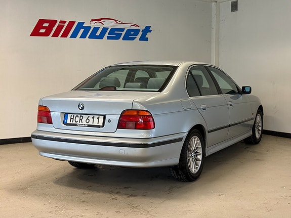 BMW 523i 4 of 11