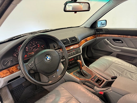 BMW 523i 8 of 11
