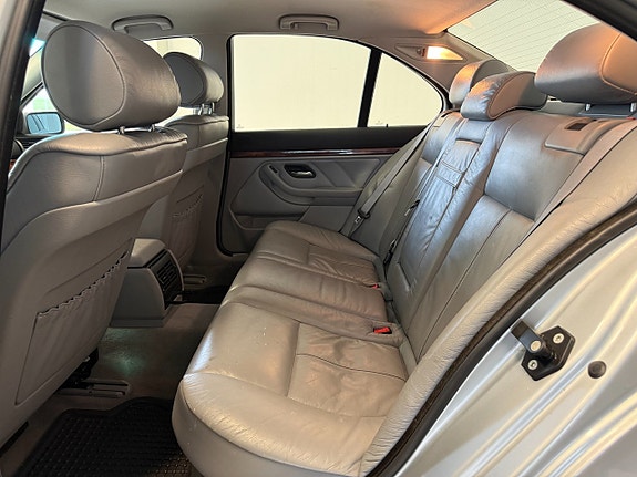 BMW 523i 10 of 11