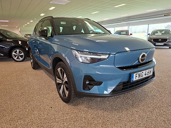 Volvo XC40 2 of 9