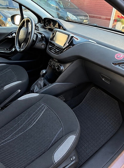 Peugeot 208 6 of 8