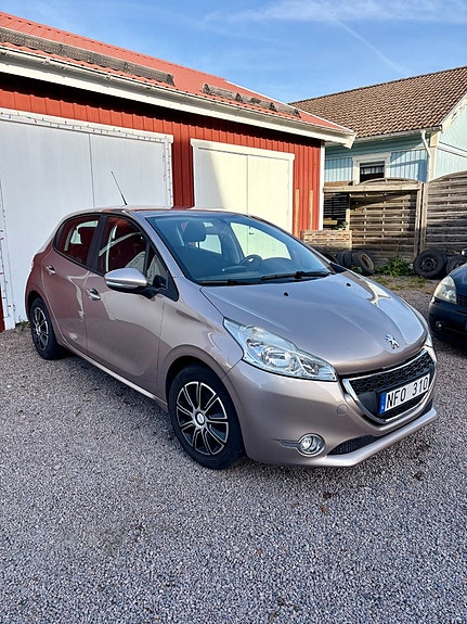Peugeot 208 2 of 8