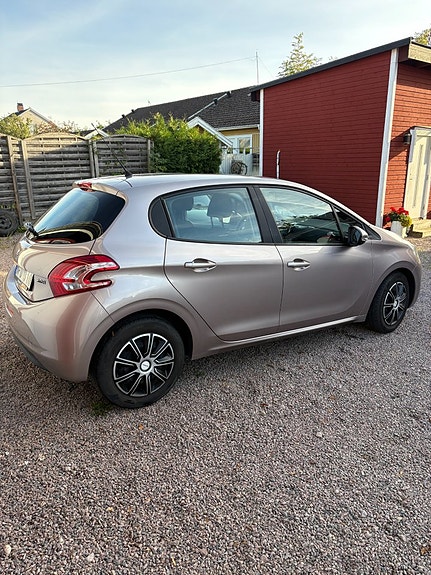 Peugeot 208 4 of 8