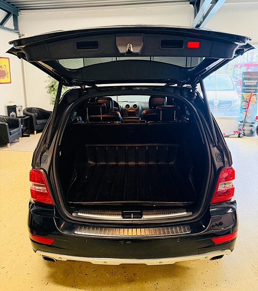 Mercedes-Benz ML300 9 of 21