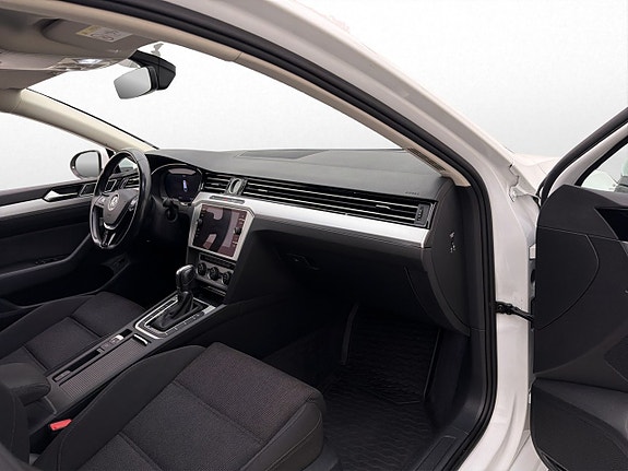 Volkswagen Passat 28 of 30