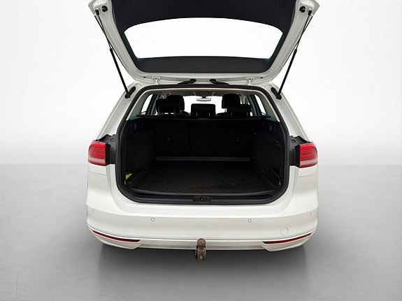 Volkswagen Passat 9 of 30
