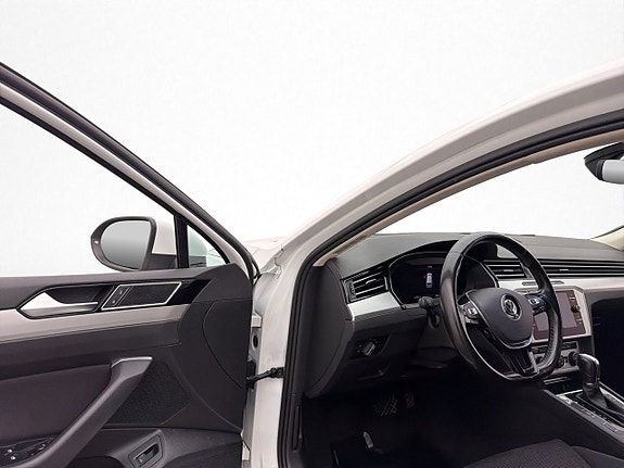Volkswagen Passat 12 of 30