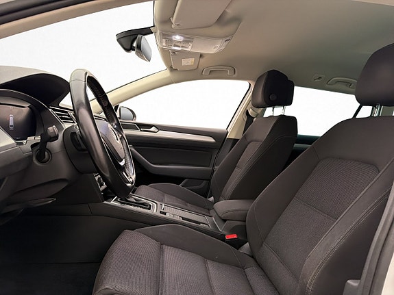 Volkswagen Passat 13 of 30
