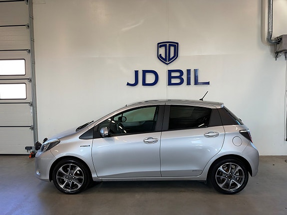 Toyota Yaris 2 of 18