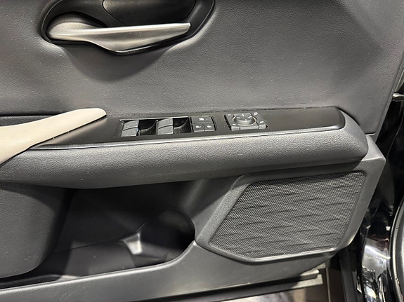 Lexus UX250h 16 of 24