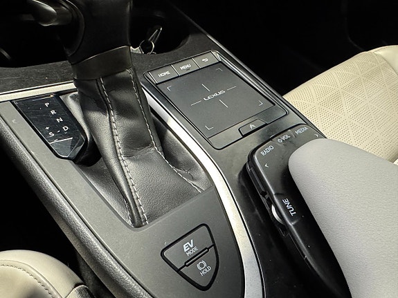Lexus UX250h 18 of 24