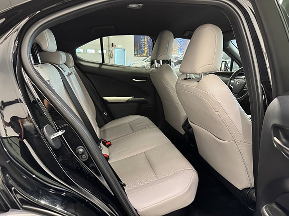 Lexus UX250h 11 of 24