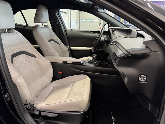 Lexus UX250h 13 of 24