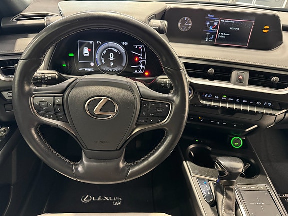 Lexus UX250h 14 of 24