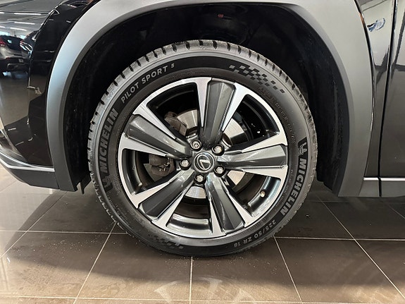 Lexus UX250h 20 of 24
