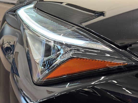 Lexus UX250h 10 of 24