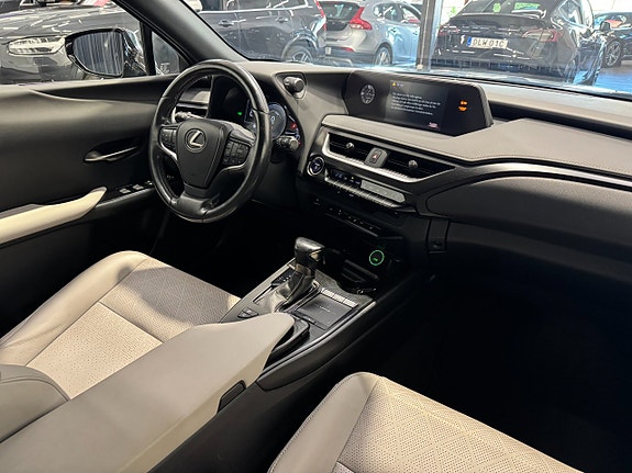 Lexus UX250h 9 of 24