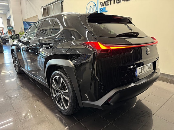 Lexus UX250h 7 of 24