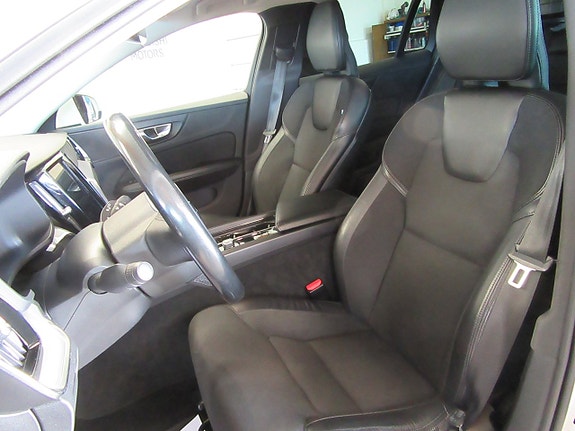 Volvo V60 Cross Country 3 of 5