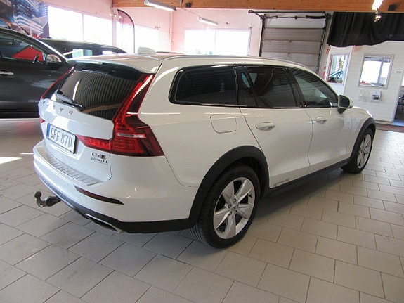 Volvo V60 Cross Country 2 of 5
