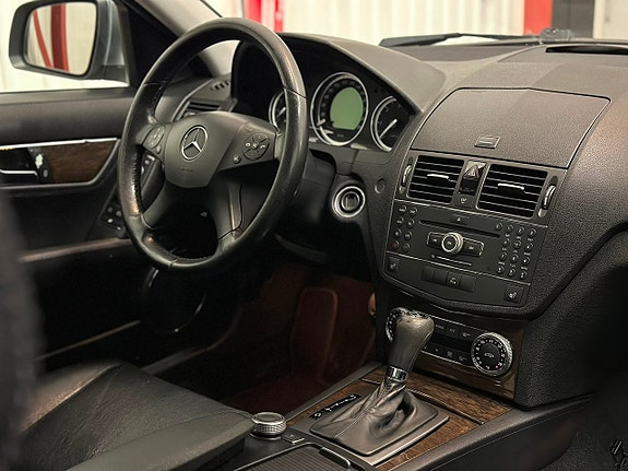 Mercedes-Benz C320 6 of 25