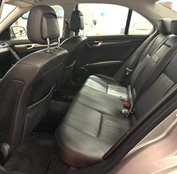 Mercedes-Benz C320 18 of 25
