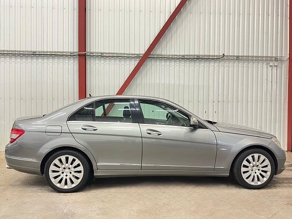 Mercedes-Benz C320 2 of 25
