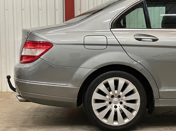 Mercedes-Benz C320 12 of 25