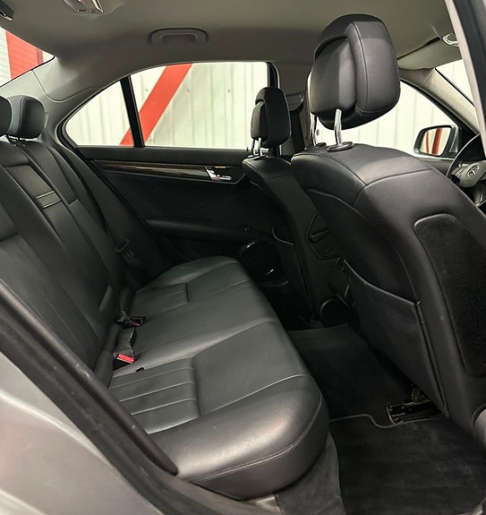 Mercedes-Benz C320 22 of 25