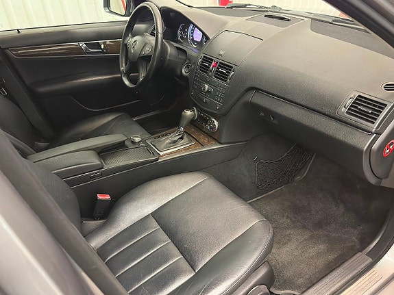 Mercedes-Benz C320 9 of 25