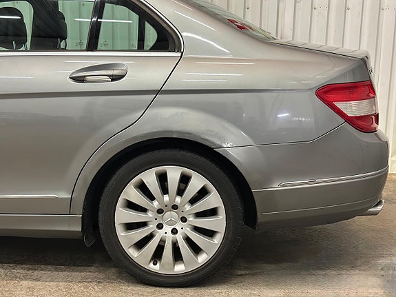 Mercedes-Benz C320 13 of 25