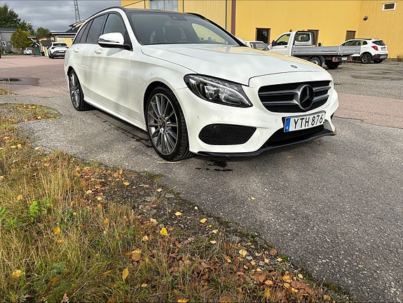 Mercedes-Benz C220 2 of 7