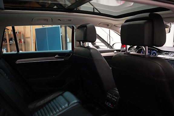Volkswagen Passat 25 of 28